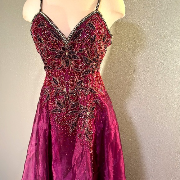 Vintage NWT ball gown with beautiful sheen & floral beading - Picture 3 of 10